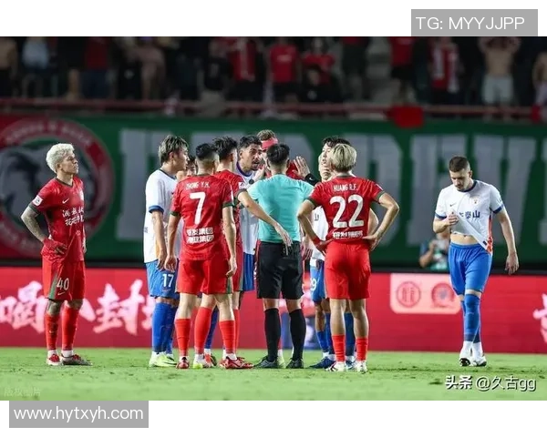 中国足球球星因不满判罚愤怒扔鞋事件引发广泛关注和热议 中国足球球星因不满判罚愤怒扔鞋事件引发广泛关注和热议